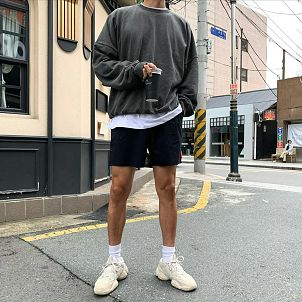 深灰卫衣×黑色短裤